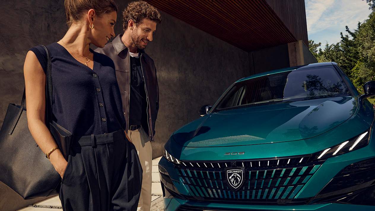 Peugeot 308 2025 : figurants devant la voiture