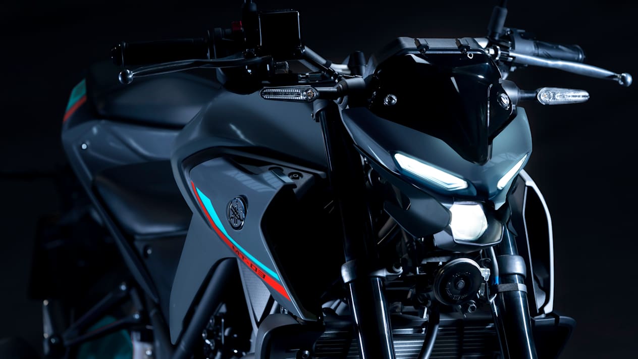 Yamaha MT-03 2023 Cyan Storm : détail feux avant