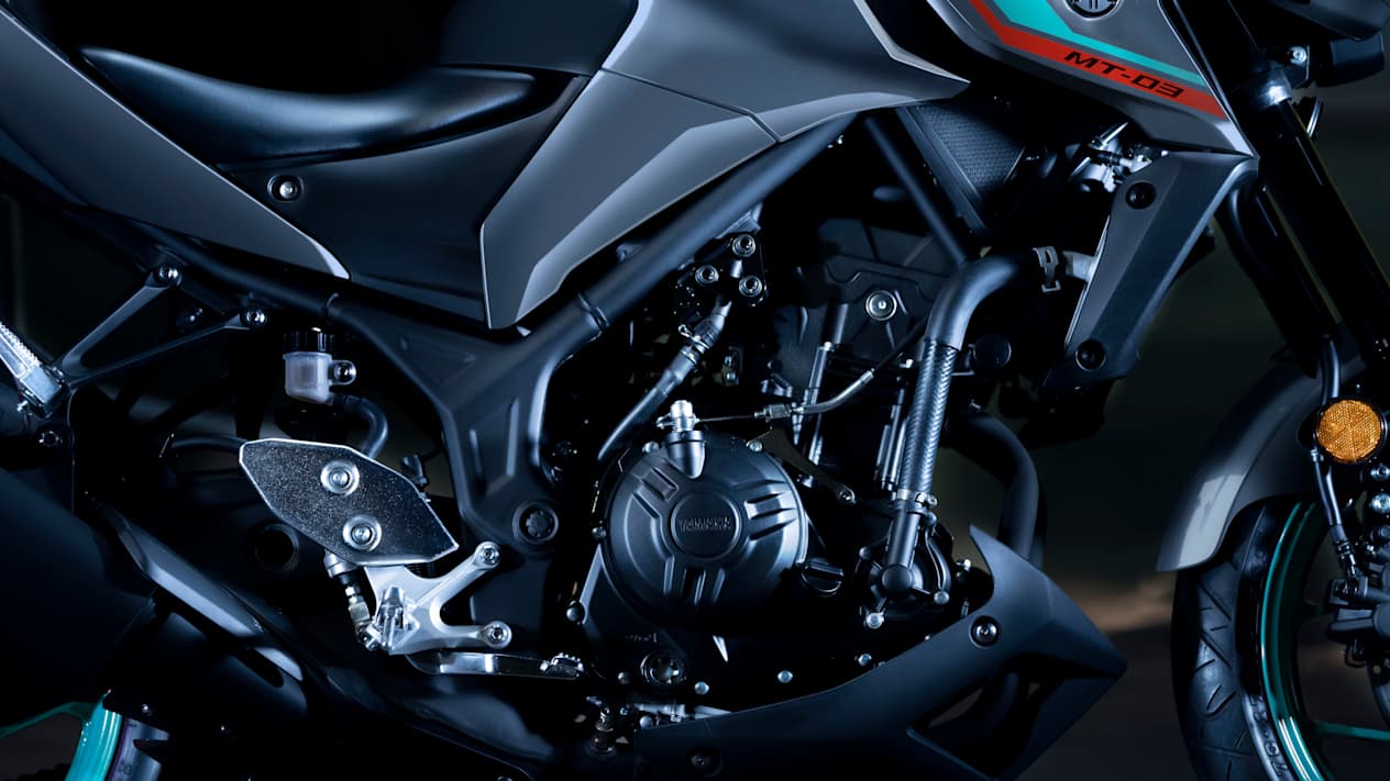 Yamaha MT-03 2023 Cyan Storm : détail moteur droit