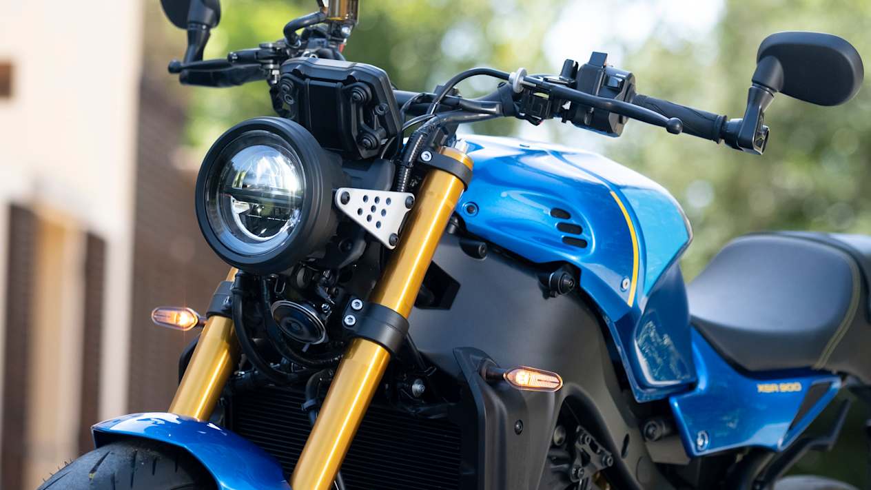 Yamaha XSR900 2022 Legend Blue : détail phare