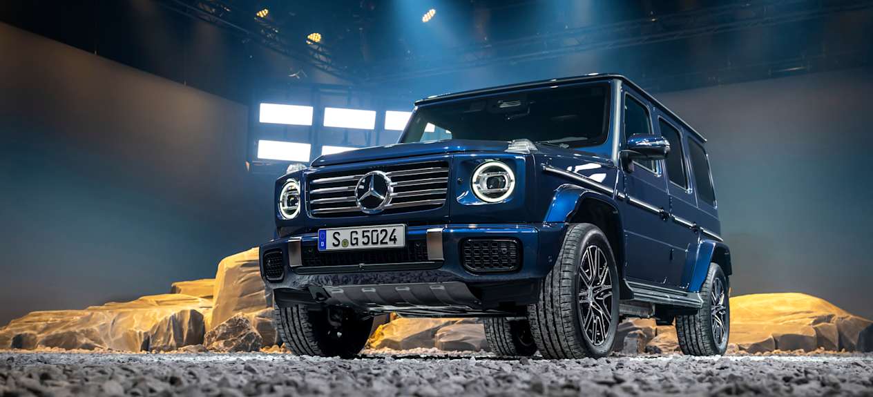 Mercedes Classe G 500 2024 : trois quarts avant gauche statique en contre-plongée