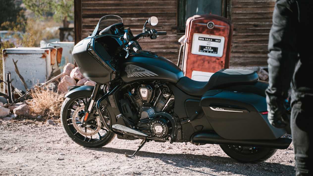 Indian Challenger Dark Horse Powerplus 112 2025 : trois quarts arrière gauche statique