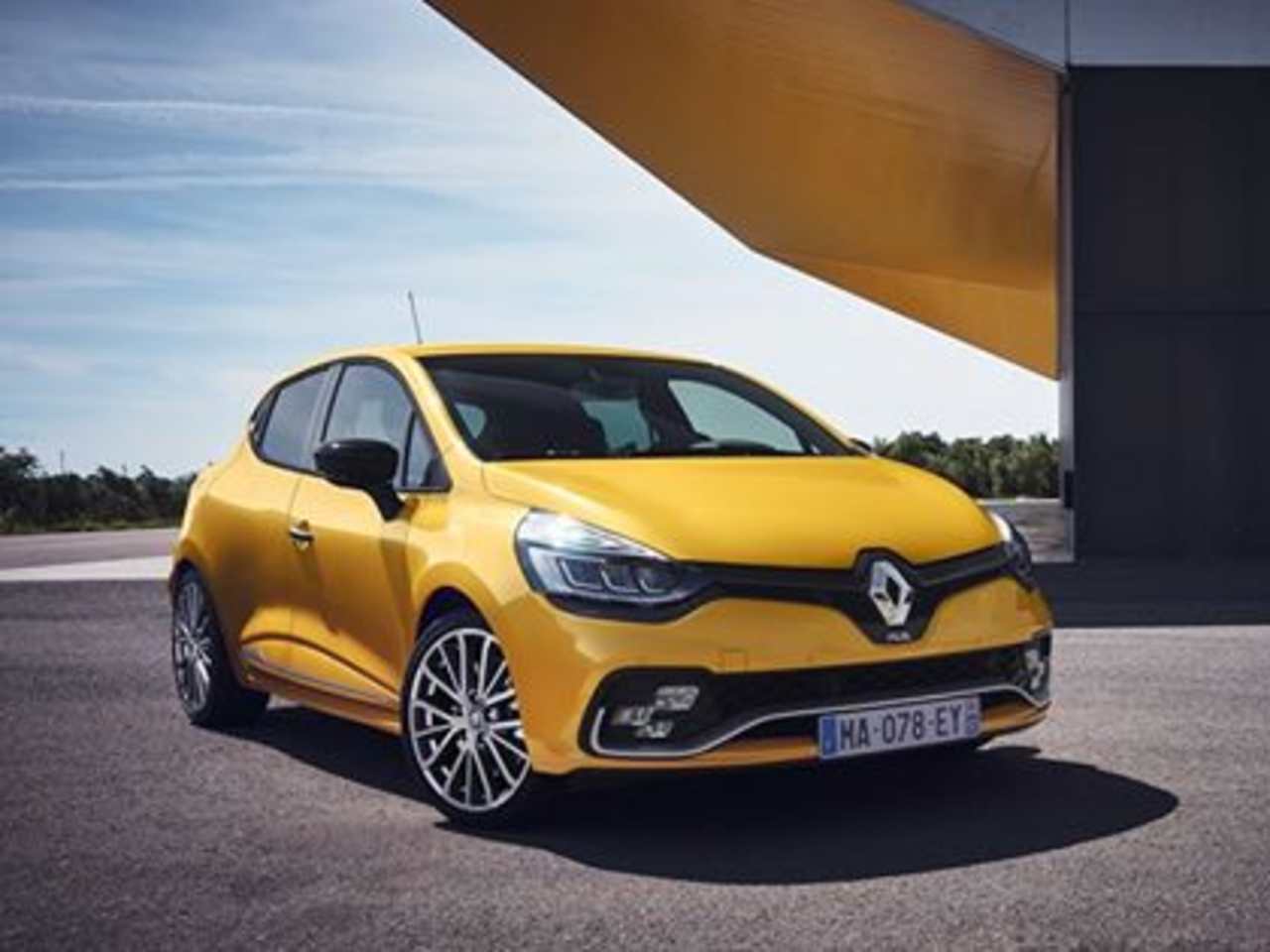NEW CLIO R.S. & GT LINE LOOK PACK: DRIVING ENJOYMENT & STYLE BY RENAULT SPORT 