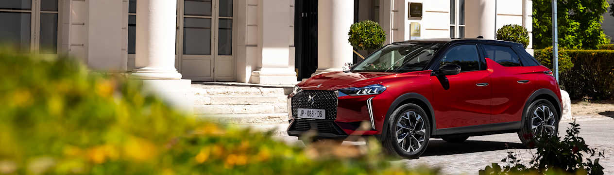 Nouvelle DS 3 2022 : trois quarts avant gauche devant villa
