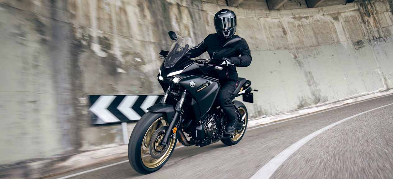 Yamaha Tracer 7 2023 : trois quarts avant gauche dans tunnel