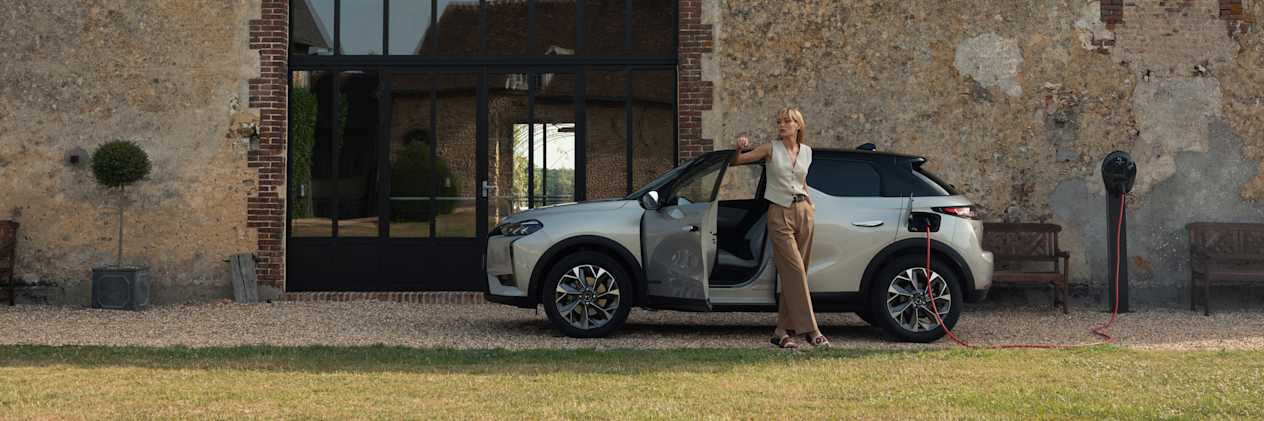 DS 3 Esprit de Voyage 2023 : profil gauche en charge avec modèle