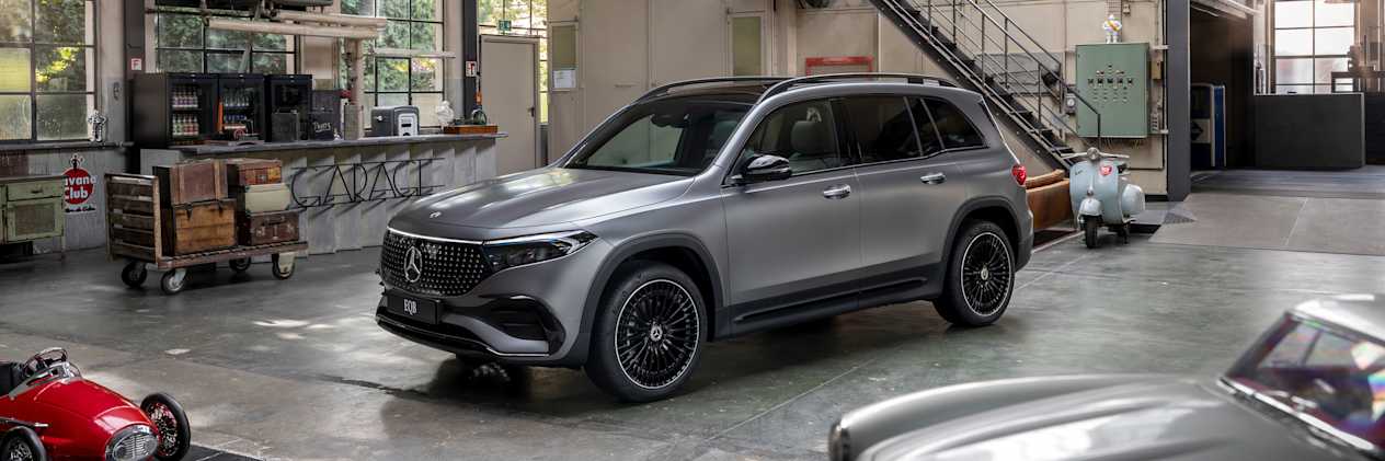 Mercedes EQB 2024 : trois quarts avant gauche en studio