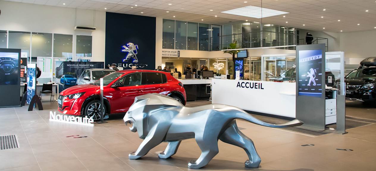 Intérieur de la concession Peugeot à Aubenas