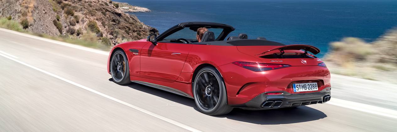 Mercedes-AMG SL 63 2022 : cabriolet sur la route avec aileron déployé