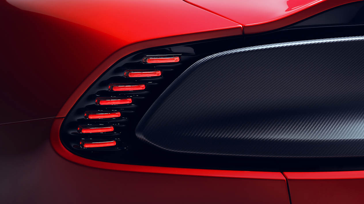 Aston Martin Vanquish 2024 : détail feu arrière
