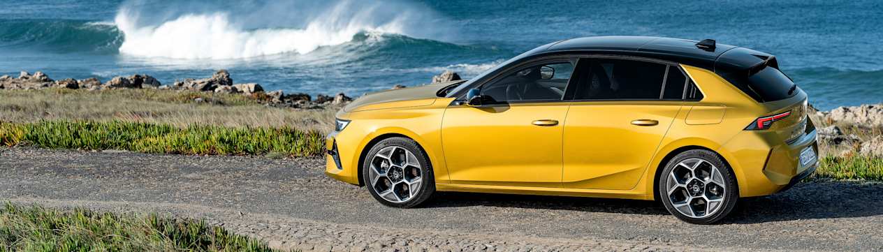 Opel Astra 2022 : profil gauche statique en bord de plage