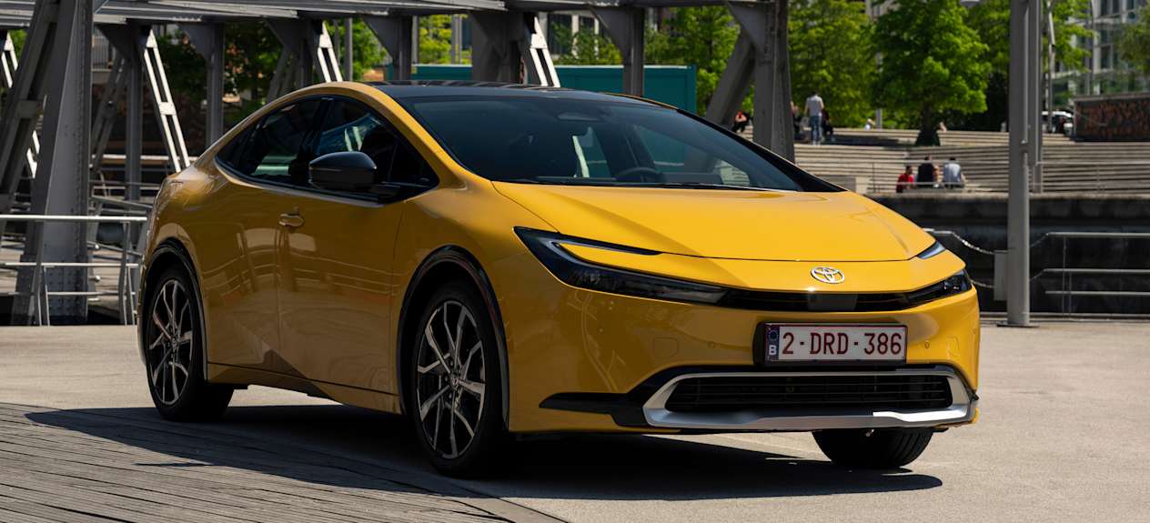 Toyota Prius 2023 : trois quarts avant droit statique