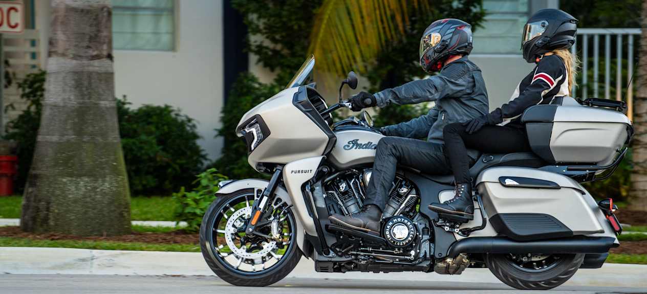 Indian Pursuit Dark Horse sur la route en couple