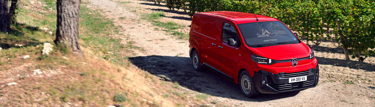 Citroën Jumpy 2024 : trois quarts avant droit dans les vignes