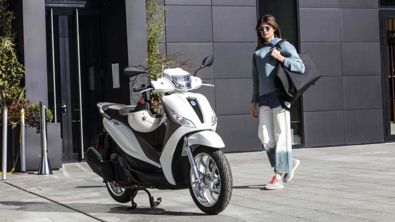 Piaggio Medley et sa pilote