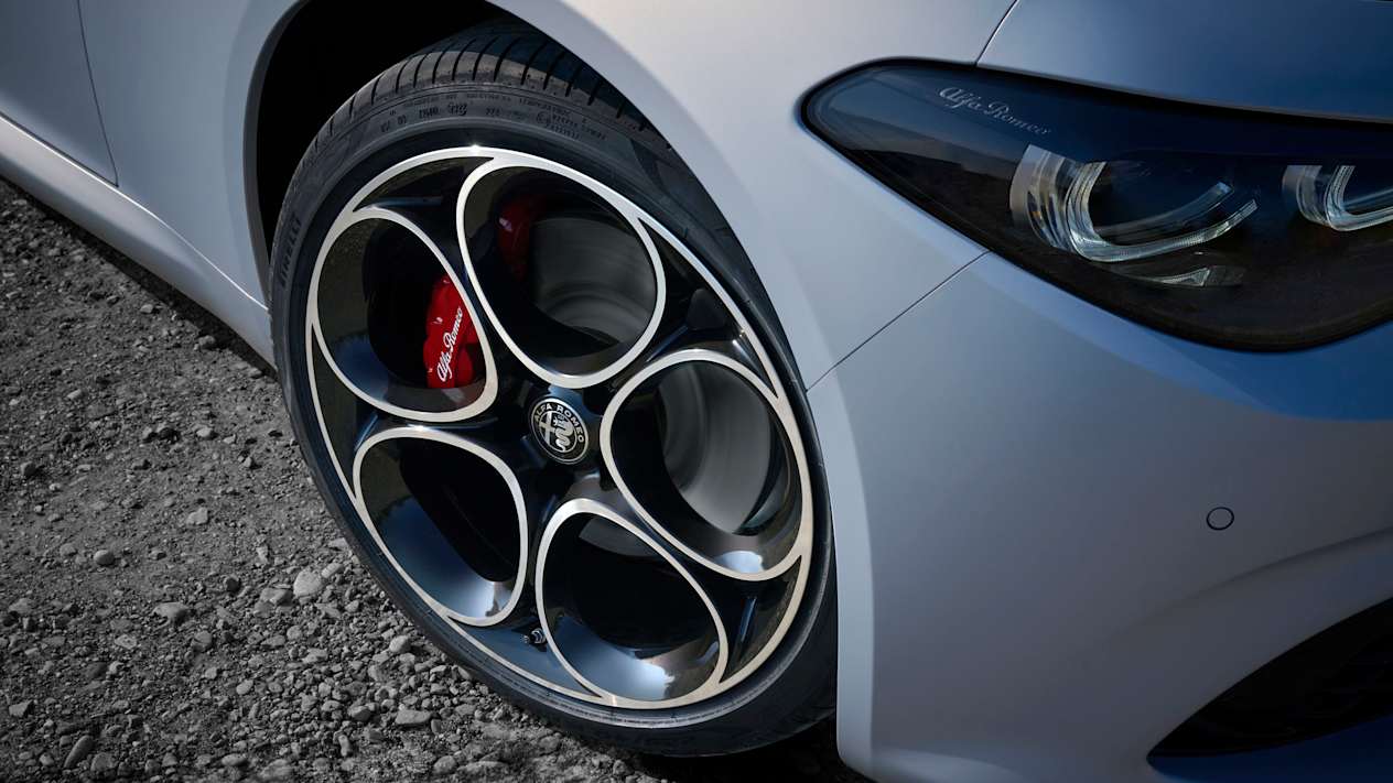 Alfa Romeo Giulia 2022 : Trois quart avant gros plan jante