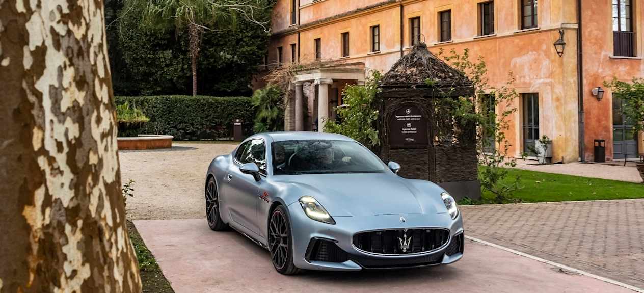 Maserati GranTurismo devant villa italienne