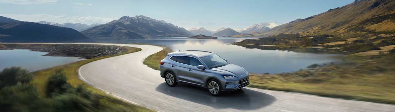 BYD Seal U DM-i 2024 : trois quarts avant droit sur route