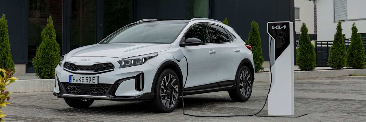 Kia XCeed 2022 PHEV : Trois quart avant gauche en recharge