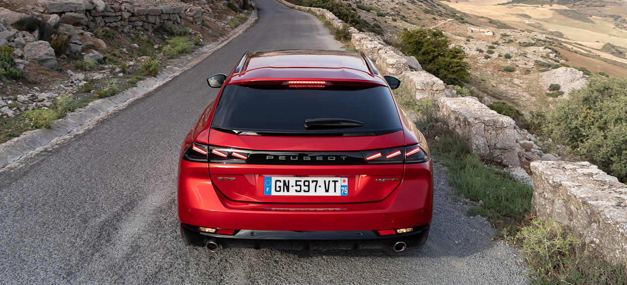 Peugeot 508 SW 2023 : face arrière sur route