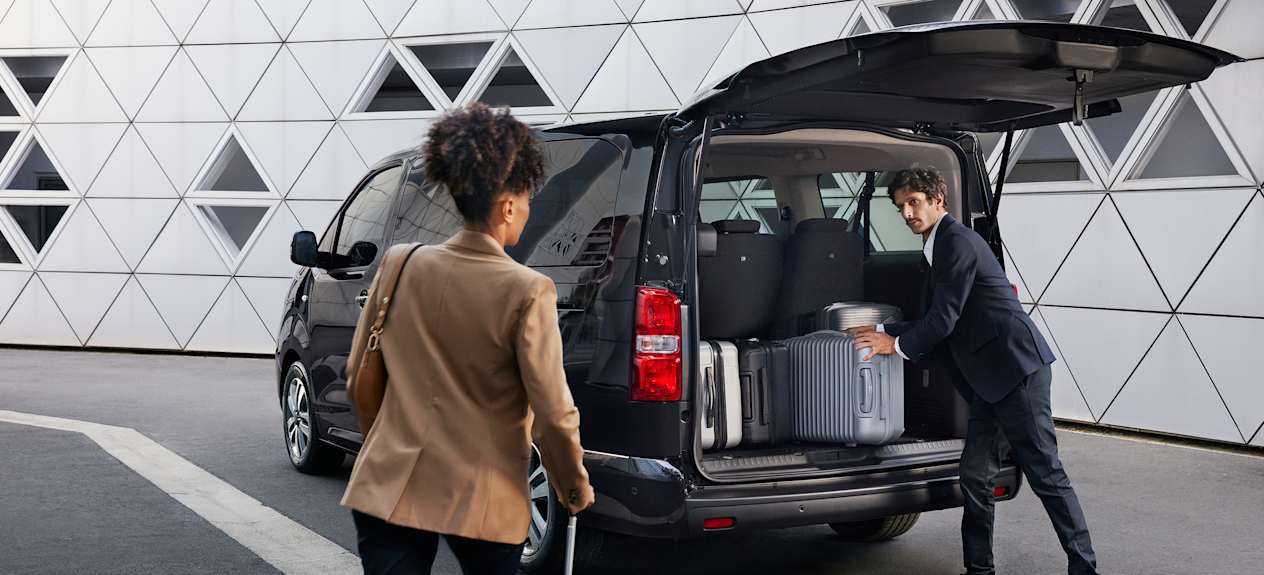 Citroën Spacetourer 2024 : chargement des bagages dans le coffre