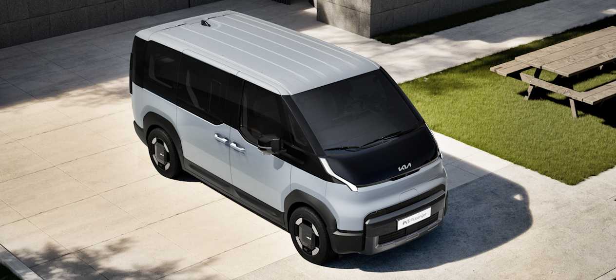 Kia PV5 Passenger 2025 : trois quarts avant droit statique vue plongeante