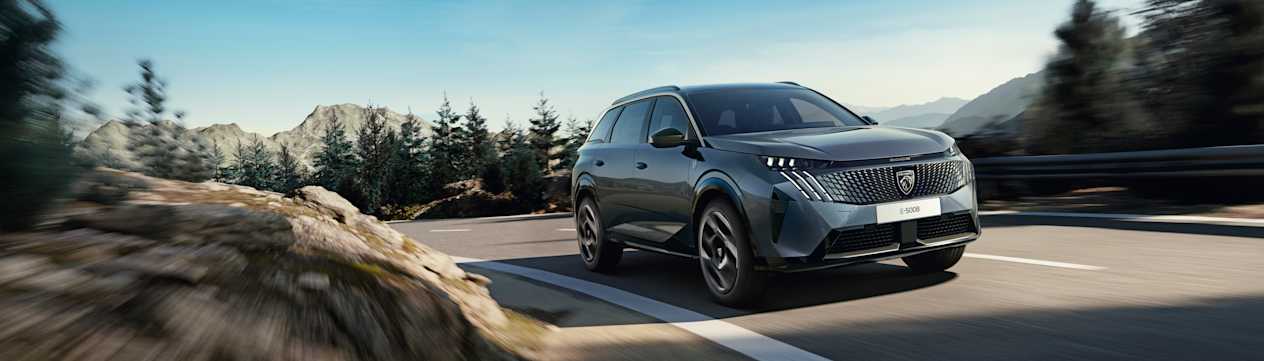 Peugeot 5008 Dual Motor 2025 : trois quarts avant droit sur route