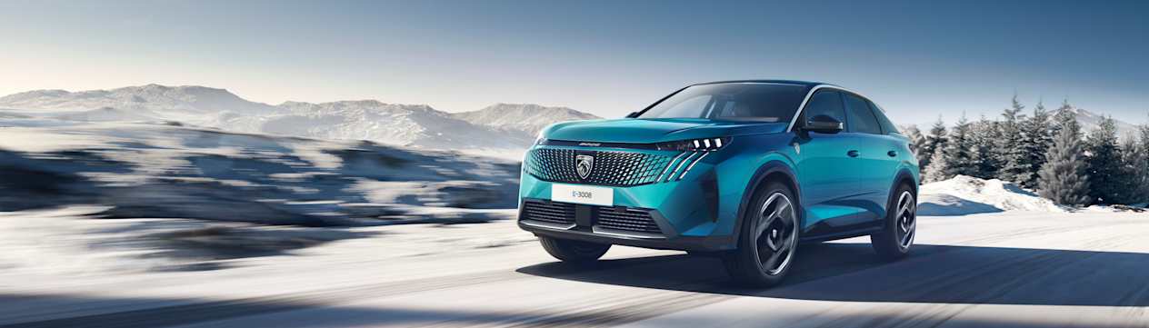 Peugeot 3008 Dual Motor 2025 : trois quarts avant gauche sur route enneigée