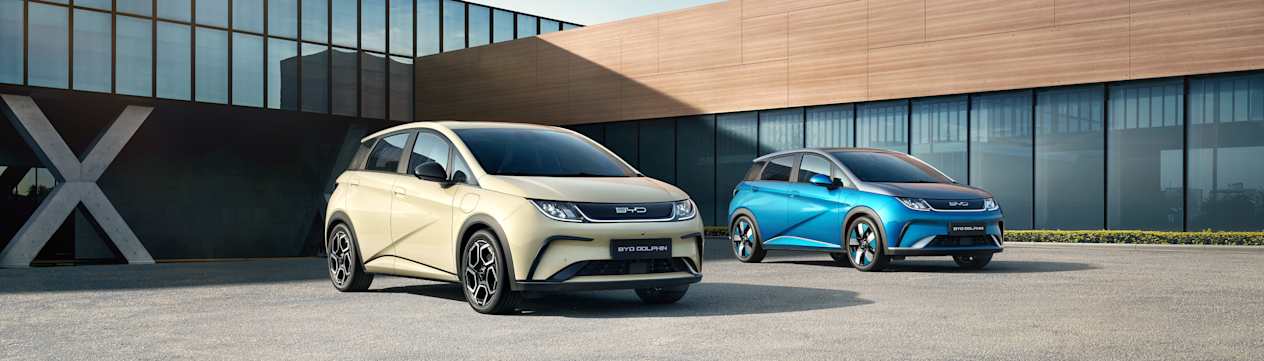 BYD Dolphin 2023 : couleurs Cream White et Surfing Blue vues de trois quarts avant droit