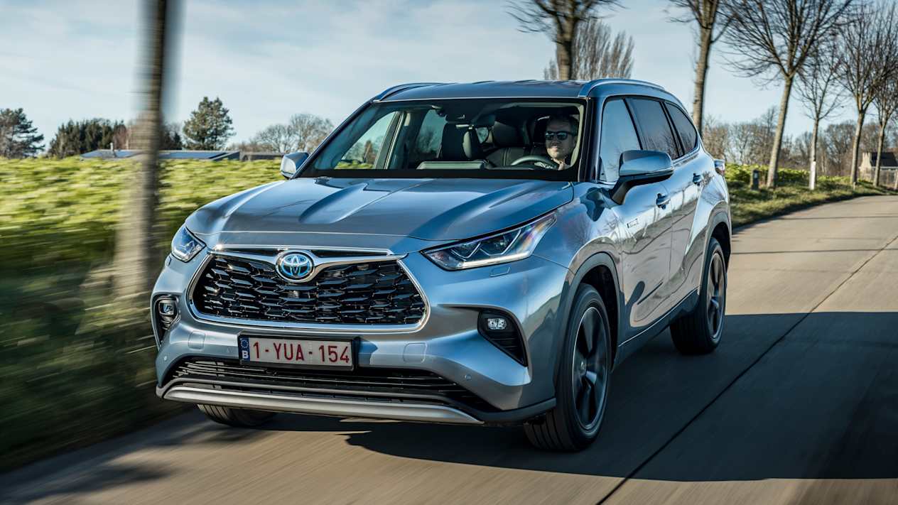 Toyota Highlander 2021 : trois quarts avant sur route
