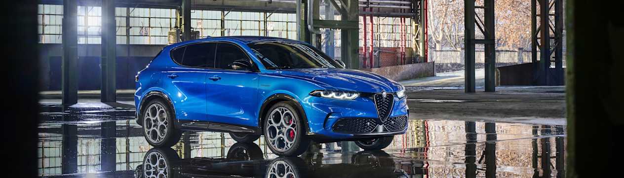 Alfa Romeo Tonale 2022 : Trois quart avant droit dans un hangar avec un reflet au sol