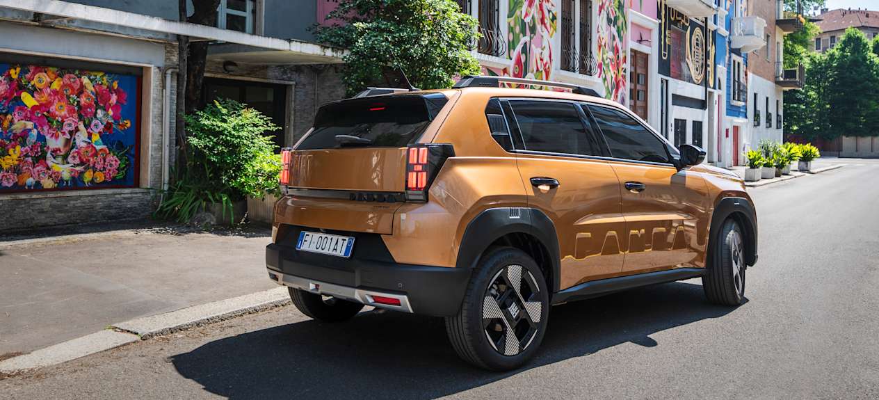 Fiat Grande Panda Hybride La Prima 2025 : trois quarts arrière droit en ville