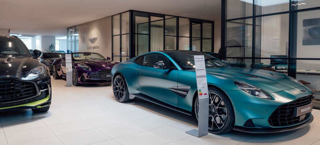 Intérieur de la concession Aston Martin à Cannes