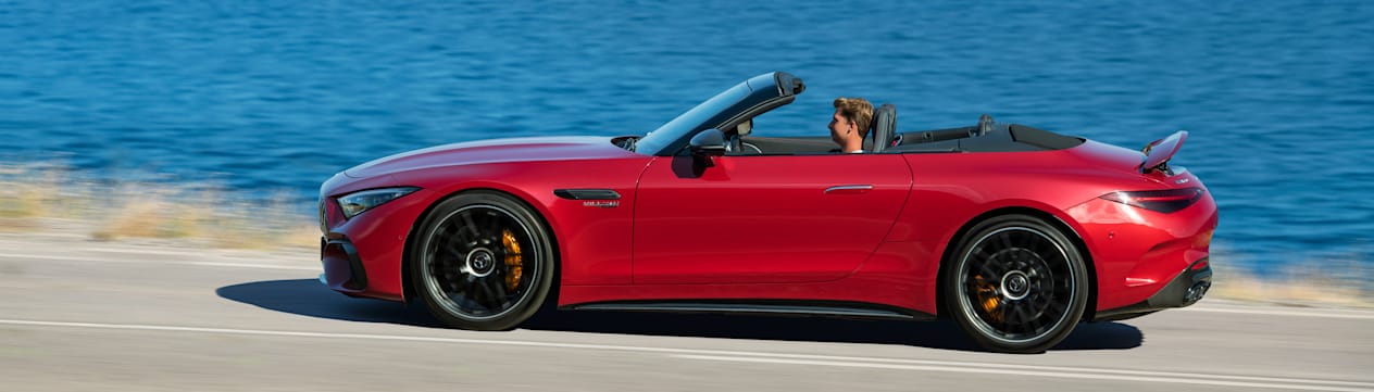 Mercedes-AMG SL 63 2022 : cabriolet sur la route vue de profil