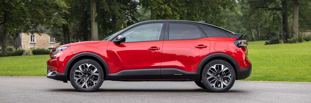 Citroën C4 2025 rouge elixir : profil gauche statique