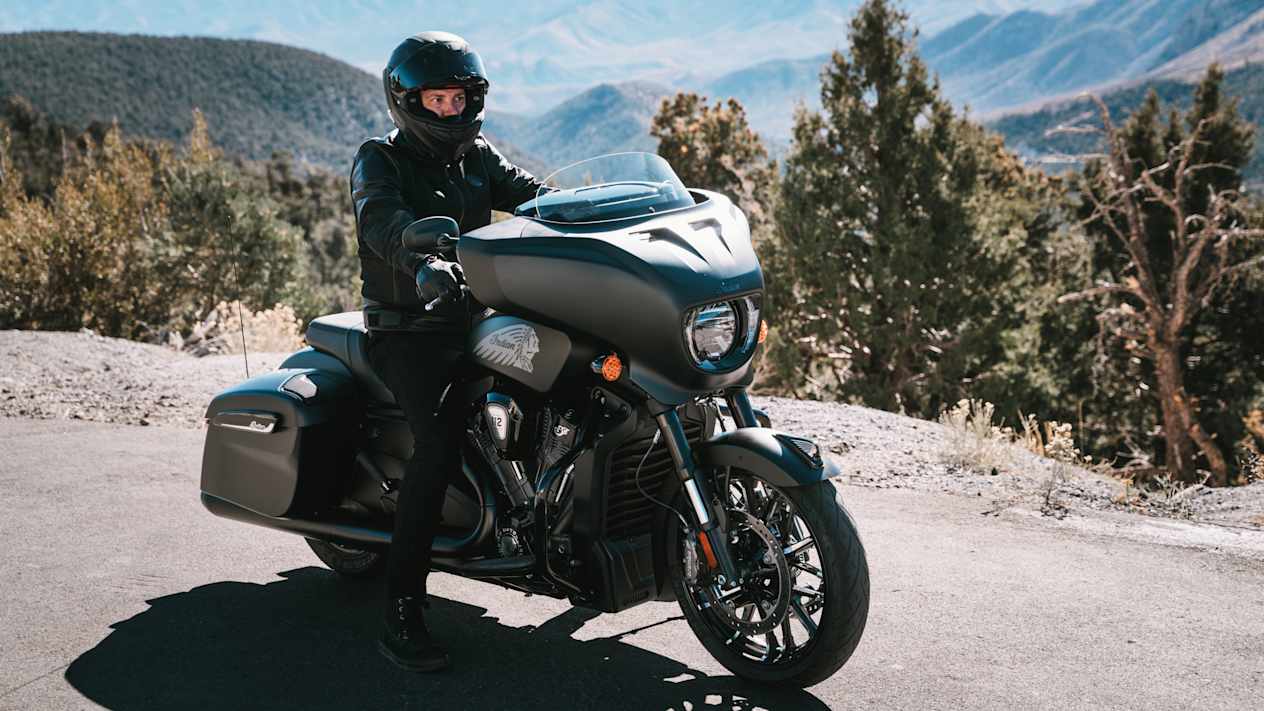 Indian Chieftain Powerplus Dark Horse 2025 : trois quarts avant droit statique avec motard