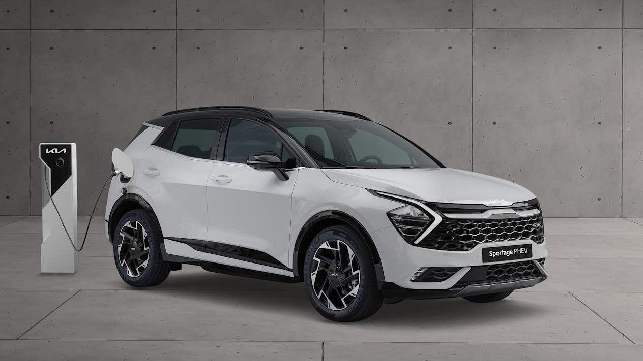 Kia Sportage 2022 PHEV : Trois quart avant blanc en recharge