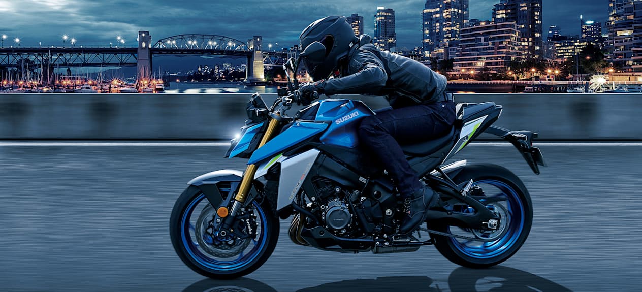 Suzuki GSX-S1000 devant la ville