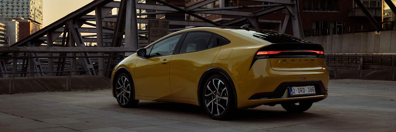 Toyota Prius 2023 : trois quarts arrière gauche statique avec feux allumés