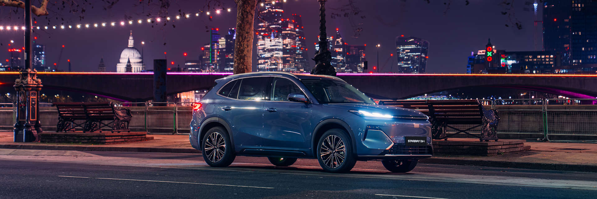 Geely Starray EM-i Glacier Blue city driving at night