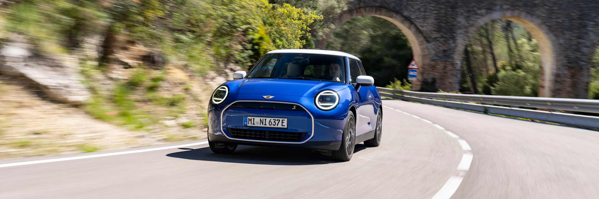 Elektryczne MINI Cooper, most łukowy