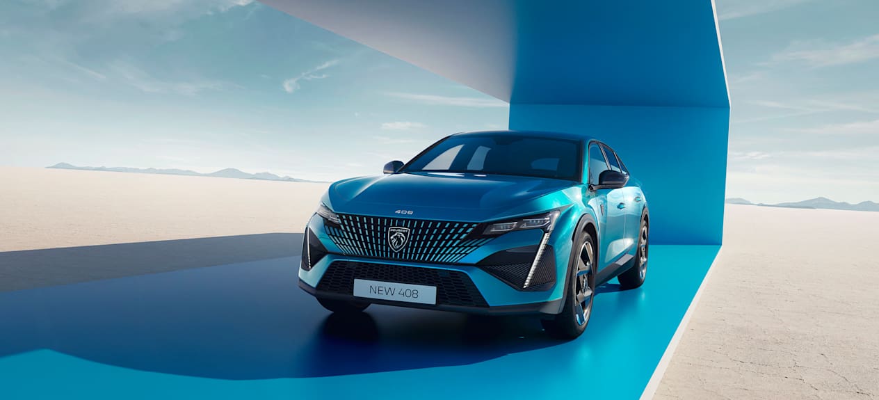 Nouvelle Peugeot 408 : trois quarts avant sur structure bleue