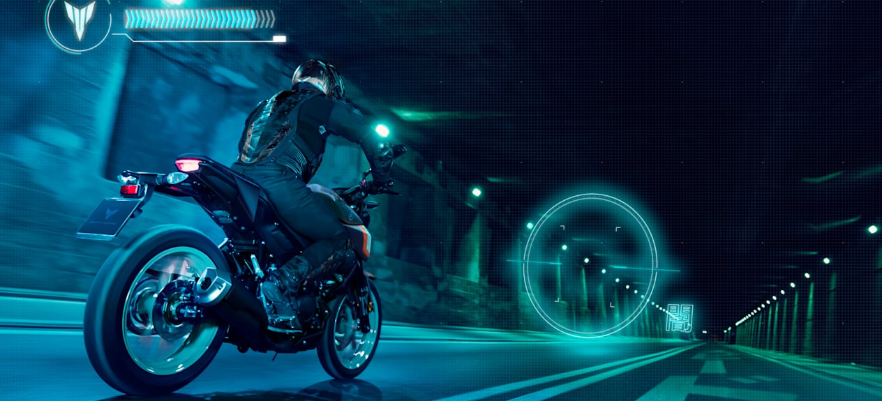 Yamaha MT-125 2023 Cyan Storm : trois quarts arrière droit dans un tunnel
