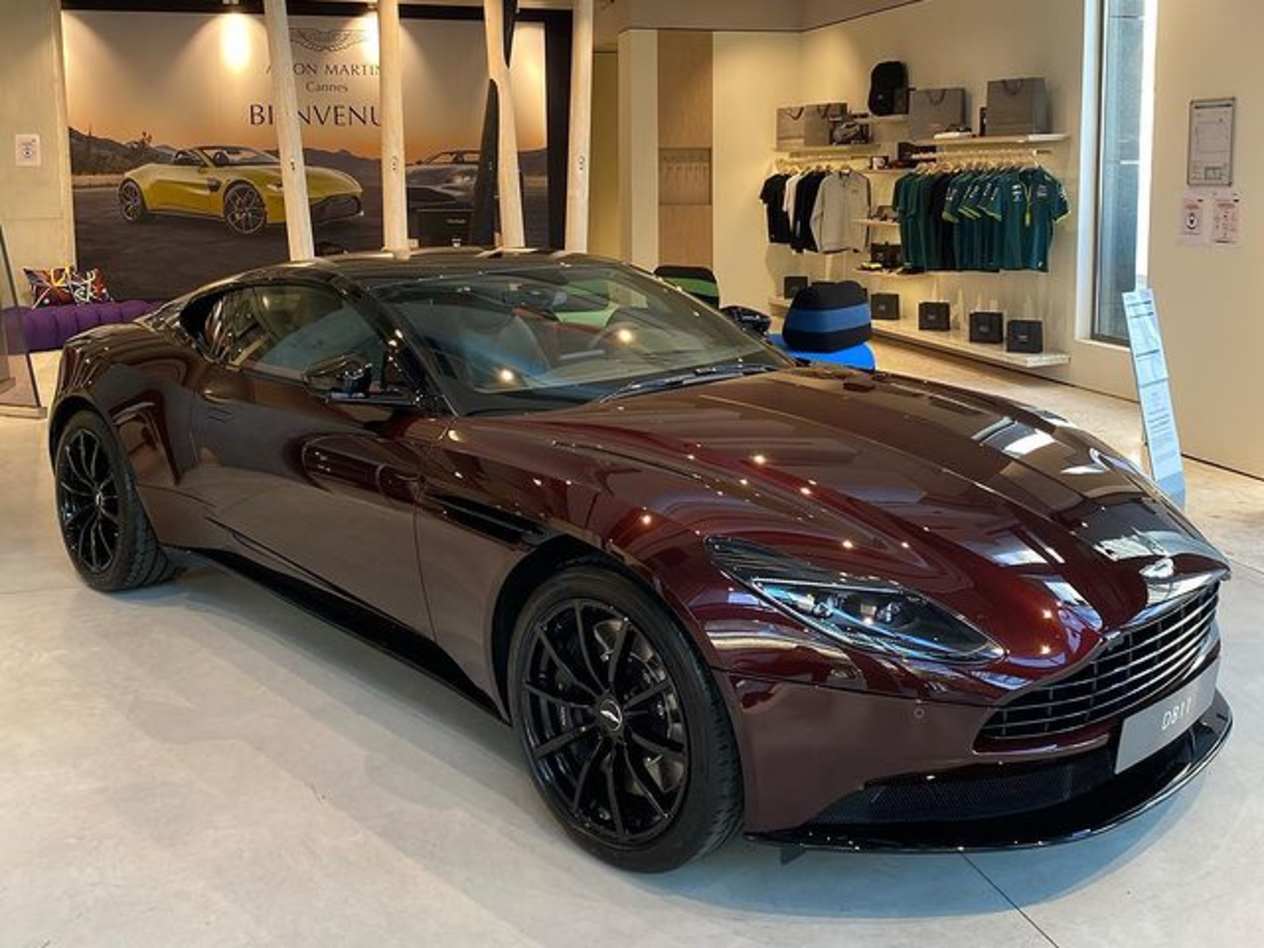 Intérieur du showroom Aston Martin à Cagnes-sur-Mer