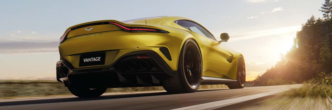 Aston Martin Vantage 2024 : trois quarts arrière droit en contre-plongée sur route