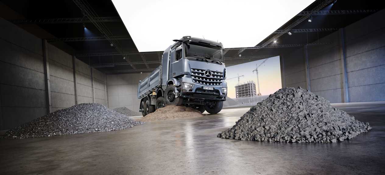 Mercedes eArocks 400 chevauchement tas gravier