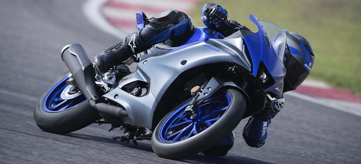 Yamaha R125 2023 genou gauche au sol