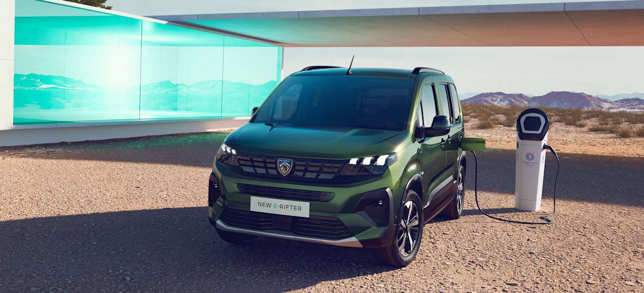 Peugeot Rifter 2024 : trois quarts avant gauche avec borne de recharge