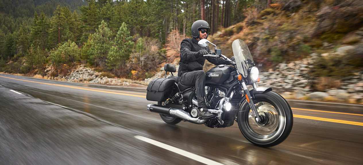 Indian Super Scout 2025 : Black Smoke trois quarts avant droit sur route sous la pluie