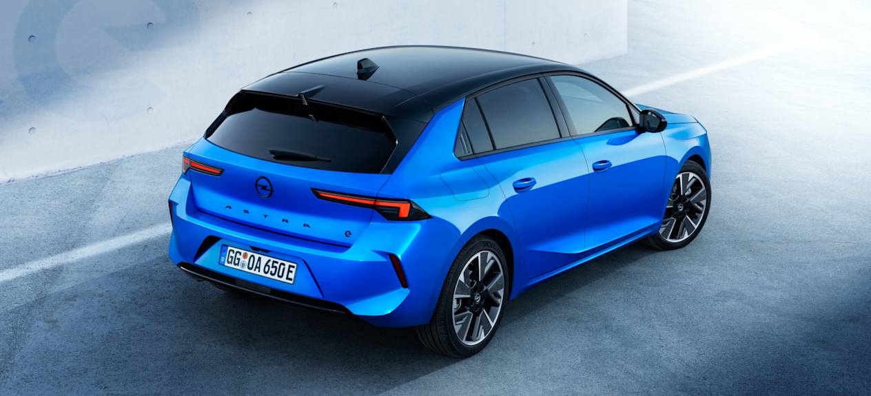 Opel Astra Electric 2022 : trois quarts arrière droit statique